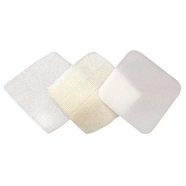 Verbrennungs-Set Burnshield Contour Single Kit: drei übereinander liegende, quadratische, abgerundete Brandauflagen – weißer Schaumverband, gelblicher Hydrogelkern und feines Netzgitter