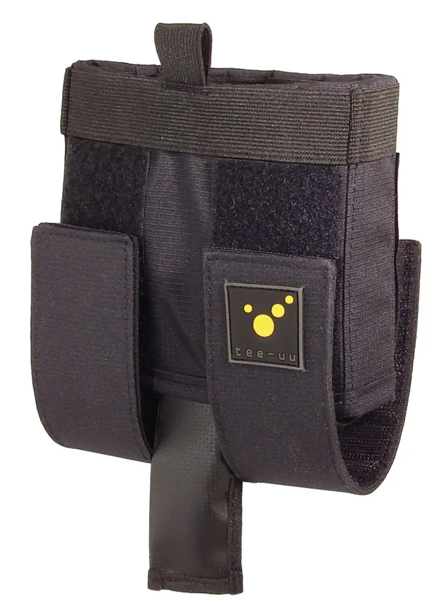 Schwarzes CARGO Pocket-Holster aus robustem Stoff mit verstärktem oberen Rand, Klettverschlüssen, zwei vorderen Schlaufen/Taschen, Zuglasche unten und quadratischem Patch mit gelbem Punkt-Logo und Schriftzug tee-uu