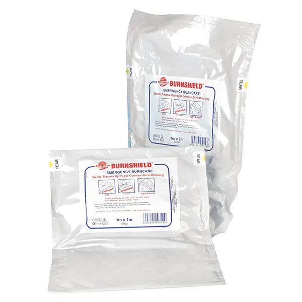 Zwei silberne, versiegelte Folienbeutel mit weißen Etiketten des Produkts BURNSHIELD Emergency Burncare, sterile Hydrogell-Verbandspackungen in zwei Größen (1 m x 1 m und 1 m x 2 m), Markenlogo und Piktogramme sichtbar