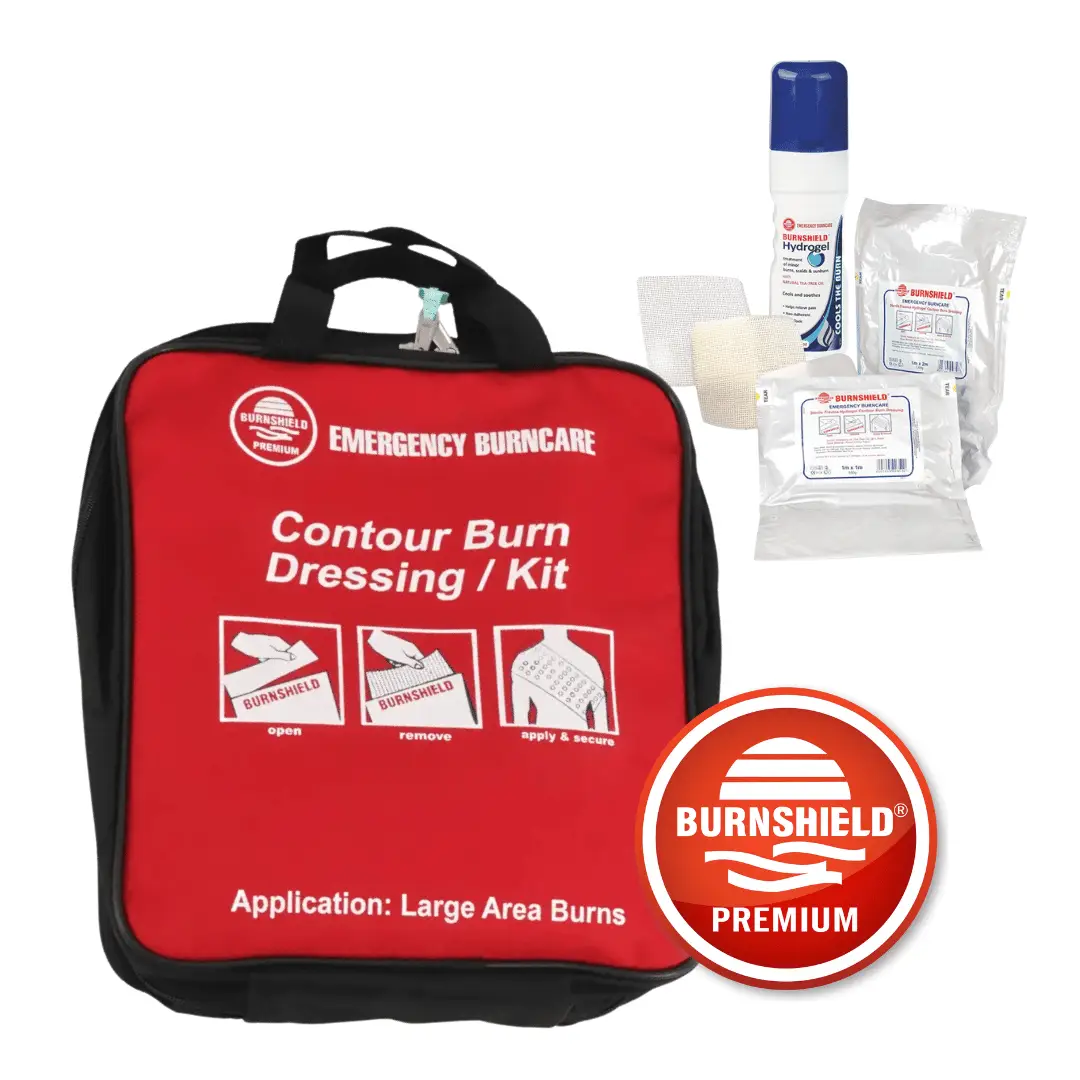 Rotes Verbrennungs-Set Burnshield Contour Single Kit in Transporttasche mit weißer Aufschrift Contour Burn Dressing / Kit; daneben Hydrogel-Sprayflasche, sterile Brandverbände und rundes Burnshield Premium-Logo